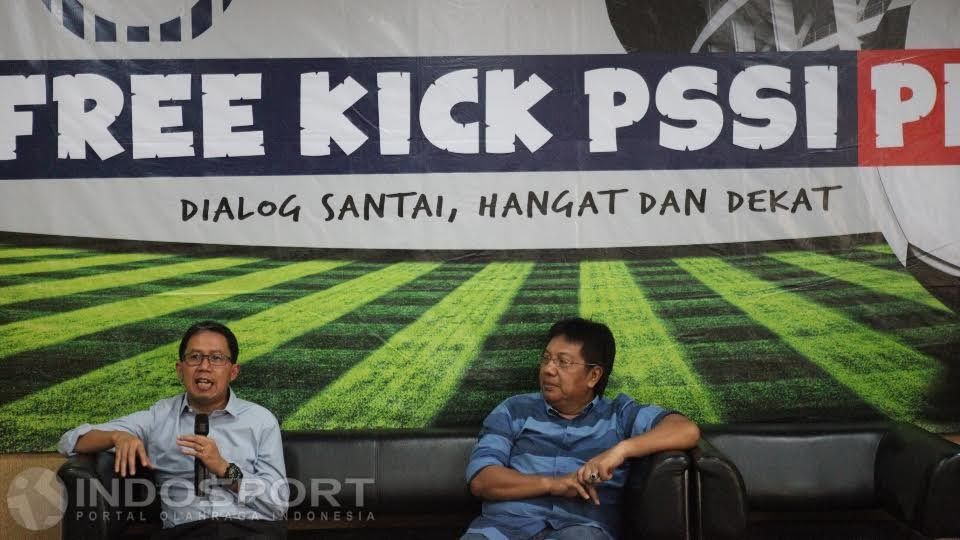 Direktur utama PT Gelora Trisula Semesta Joko Driyono (kiri) dan CEO Surabaya United I Gede widiade (kanan) saat menghadiri diskusi bersama PSSI Pers di Senayan, Kamis (10/03/15). Copyright: &copy; Herry Ibrahim/Indosport